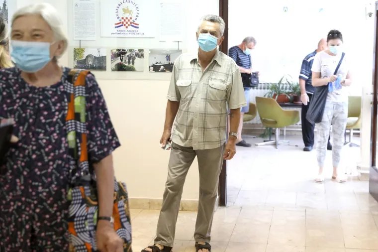 Građani pohrlili na birališta širom Hrvatske: Mnogi pod maskama i sa svojim olovkama, mnogi bez ičega
