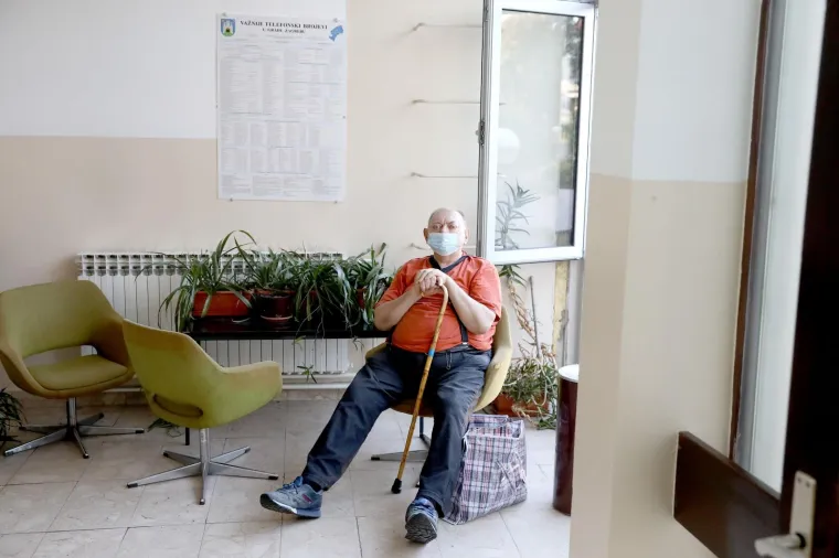 Građani pohrlili na birališta širom Hrvatske: Mnogi pod maskama i sa svojim olovkama, mnogi bez ičega
