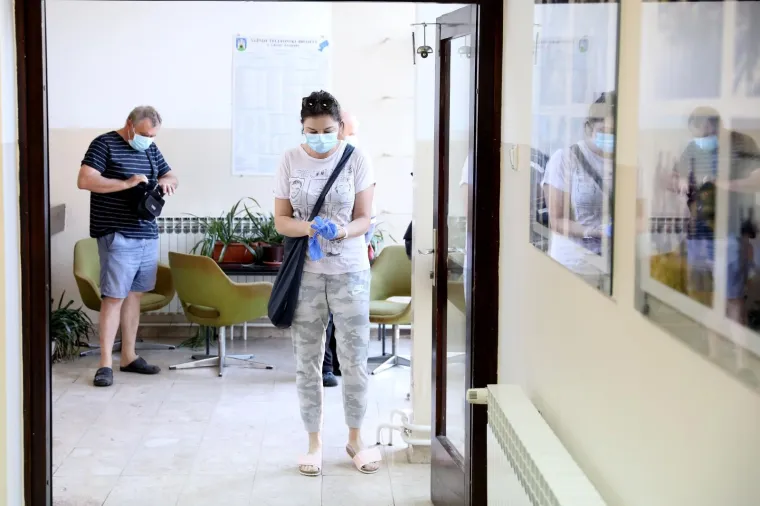 Građani pohrlili na birališta širom Hrvatske: Mnogi pod maskama i sa svojim olovkama, mnogi bez ičega