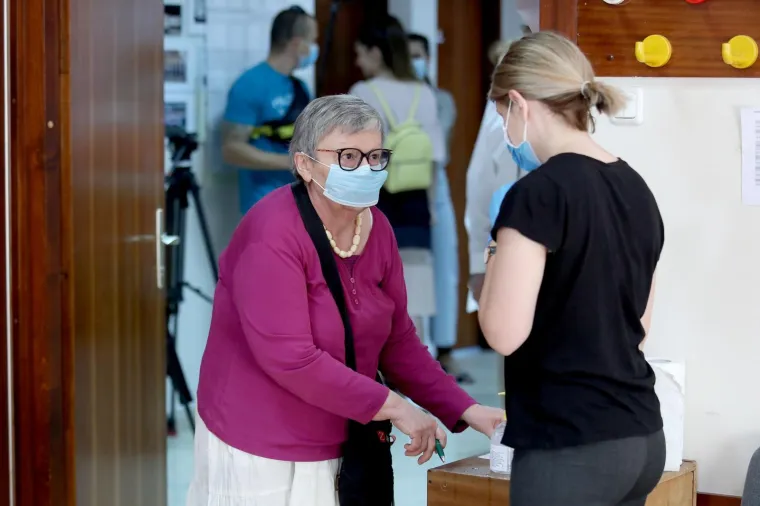 Građani pohrlili na birališta širom Hrvatske: Mnogi pod maskama i sa svojim olovkama, mnogi bez ičega