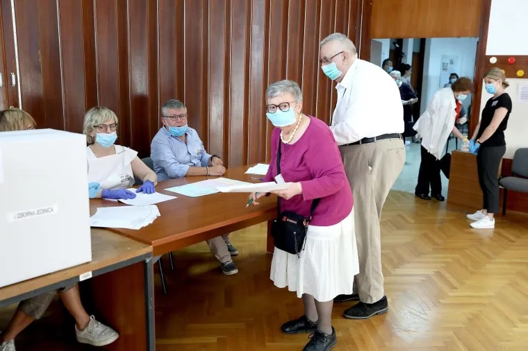 Građani pohrlili na birališta širom Hrvatske: Mnogi pod maskama i sa svojim olovkama, mnogi bez ičega