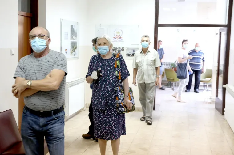 Građani pohrlili na birališta širom Hrvatske: Mnogi pod maskama i sa svojim olovkama, mnogi bez ičega