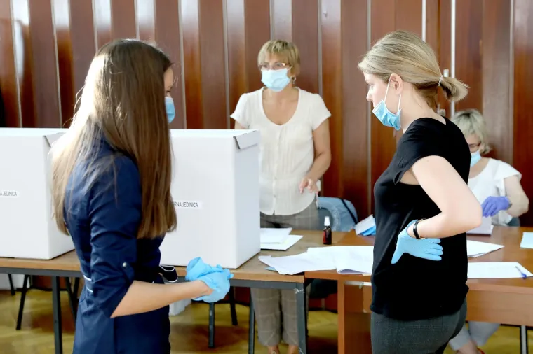Građani pohrlili na birališta širom Hrvatske: Mnogi pod maskama i sa svojim olovkama, mnogi bez ičega