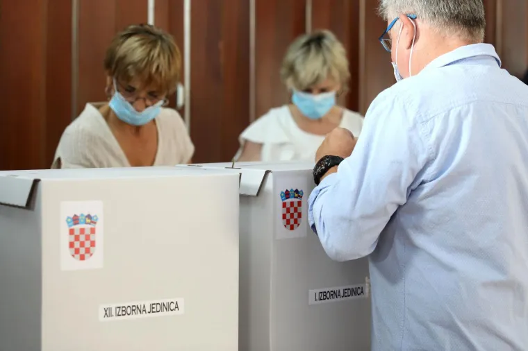 Građani pohrlili na birali&scaron;ta &scaron;irom Hrvatske: Mnogi pod maskama i sa svojim olovkama, mnogi bez ičega