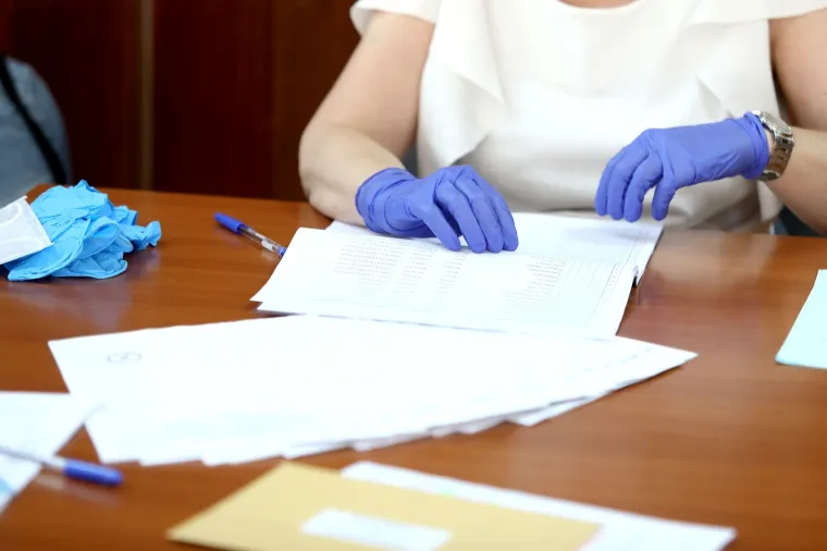 Građani pohrlili na birali&scaron;ta &scaron;irom Hrvatske: Mnogi pod maskama i sa svojim olovkama, mnogi bez ičega