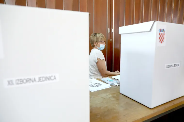 Građani pohrlili na birali&scaron;ta &scaron;irom Hrvatske: Mnogi pod maskama i sa svojim olovkama, mnogi bez ičega