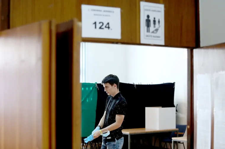 Građani pohrlili na birali&scaron;ta &scaron;irom Hrvatske: Mnogi pod maskama i sa svojim olovkama, mnogi bez ičega