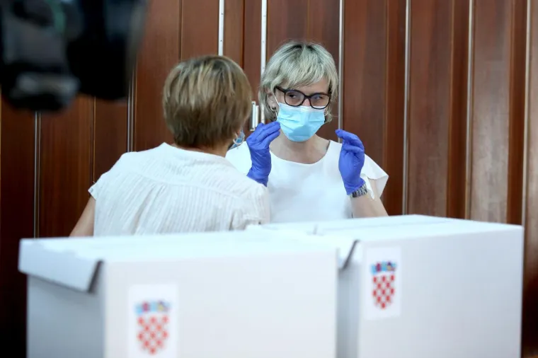 Građani pohrlili na birali&scaron;ta &scaron;irom Hrvatske: Mnogi pod maskama i sa svojim olovkama, mnogi bez ičega