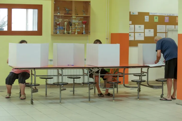 Građani pohrlili na birali&scaron;ta &scaron;irom Hrvatske: Mnogi pod maskama i sa svojim olovkama, mnogi bez ičega