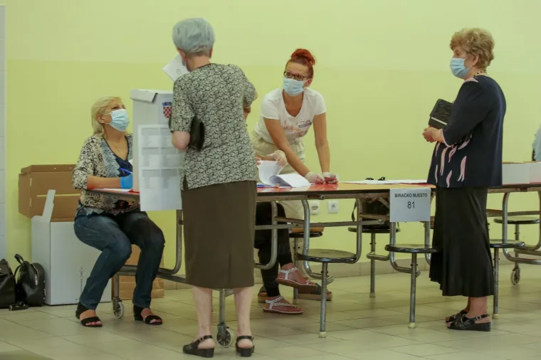 Građani pohrlili na birali&scaron;ta &scaron;irom Hrvatske: Mnogi pod maskama i sa svojim olovkama, mnogi bez ičega