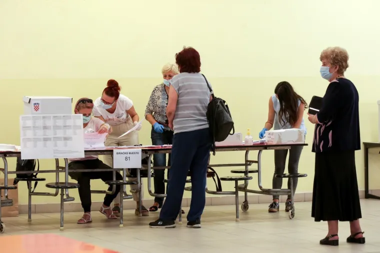 Građani pohrlili na birali&scaron;ta &scaron;irom Hrvatske: Mnogi pod maskama i sa svojim olovkama, mnogi bez ičega