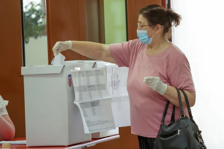 Građani pohrlili na birali&scaron;ta &scaron;irom Hrvatske: Mnogi pod maskama i sa svojim olovkama, mnogi bez ičega