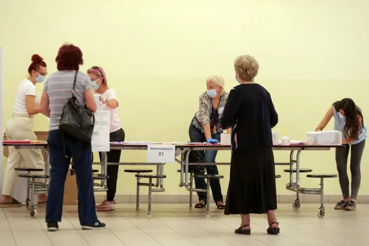 Građani pohrlili na birali&scaron;ta &scaron;irom Hrvatske: Mnogi pod maskama i sa svojim olovkama, mnogi bez ičega