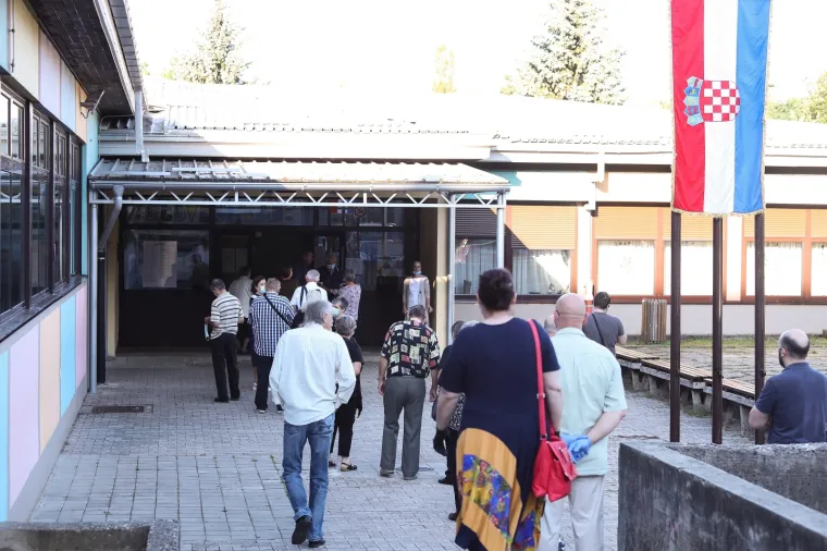 Građani pohrlili na birali&scaron;ta &scaron;irom Hrvatske: Mnogi pod maskama i sa svojim olovkama, mnogi bez ičega