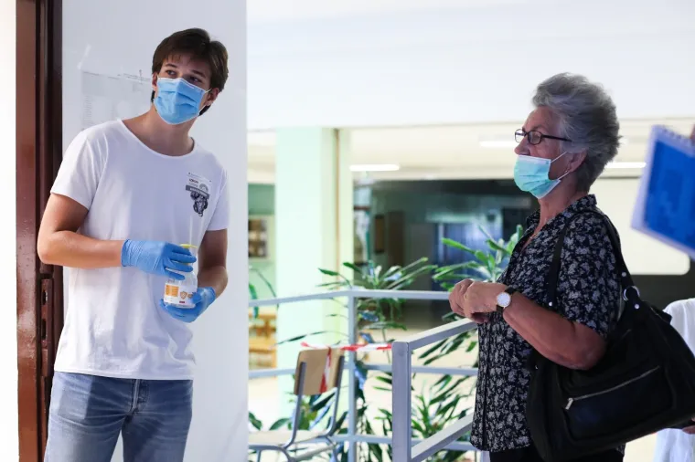 Građani pohrlili na birali&scaron;ta &scaron;irom Hrvatske: Mnogi pod maskama i sa svojim olovkama, mnogi bez ičega