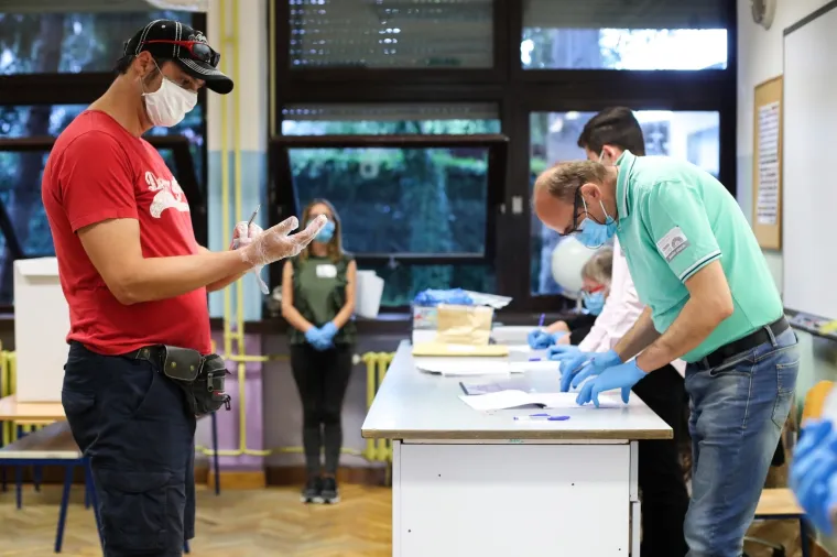 Građani pohrlili na birali&scaron;ta &scaron;irom Hrvatske: Mnogi pod maskama i sa svojim olovkama, mnogi bez ičega