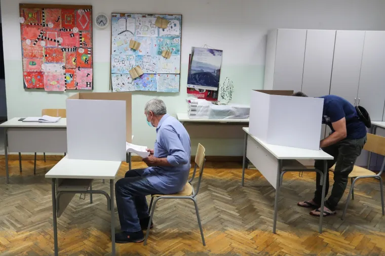 Građani pohrlili na birali&scaron;ta &scaron;irom Hrvatske: Mnogi pod maskama i sa svojim olovkama, mnogi bez ičega