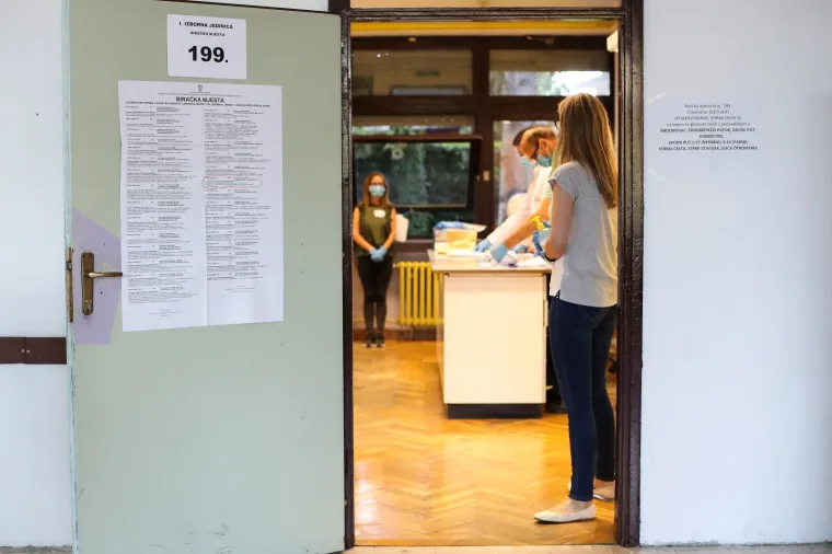 Građani pohrlili na birali&scaron;ta &scaron;irom Hrvatske: Mnogi pod maskama i sa svojim olovkama, mnogi bez ičega