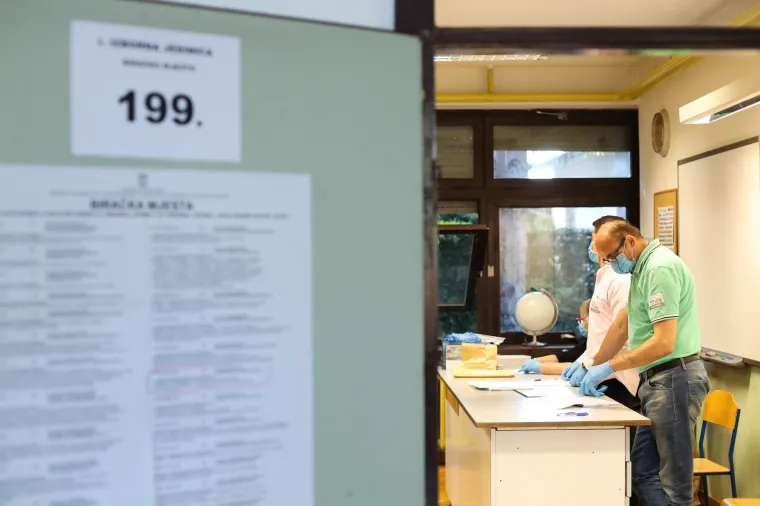 Građani pohrlili na birali&scaron;ta &scaron;irom Hrvatske: Mnogi pod maskama i sa svojim olovkama, mnogi bez ičega