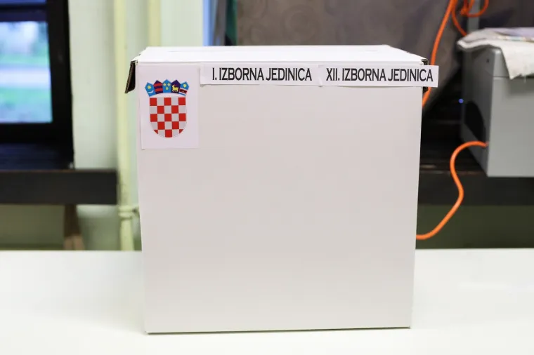 Građani pohrlili na birali&scaron;ta &scaron;irom Hrvatske: Mnogi pod maskama i sa svojim olovkama, mnogi bez ičega