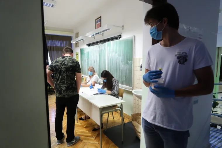 Građani pohrlili na birali&scaron;ta &scaron;irom Hrvatske: Mnogi pod maskama i sa svojim olovkama, mnogi bez ičega