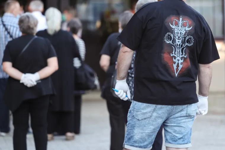 Građani pohrlili na birali&scaron;ta &scaron;irom Hrvatske: Mnogi pod maskama i sa svojim olovkama, mnogi bez ičega