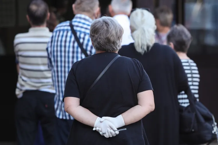 Građani pohrlili na birali&scaron;ta &scaron;irom Hrvatske: Mnogi pod maskama i sa svojim olovkama, mnogi bez ičega
