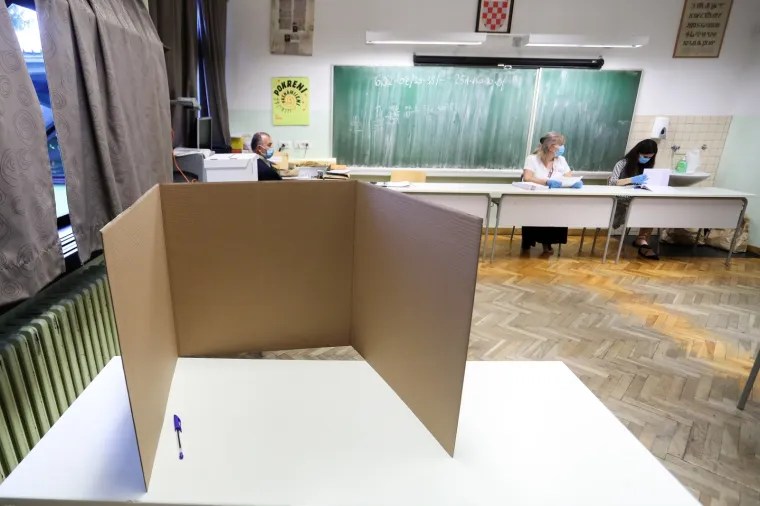 Građani pohrlili na birali&scaron;ta &scaron;irom Hrvatske: Mnogi pod maskama i sa svojim olovkama, mnogi bez ičega