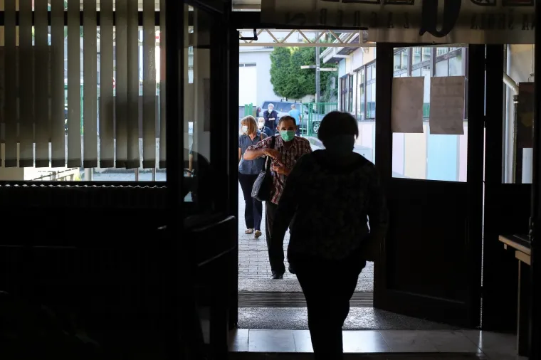 Građani pohrlili na birali&scaron;ta &scaron;irom Hrvatske: Mnogi pod maskama i sa svojim olovkama, mnogi bez ičega