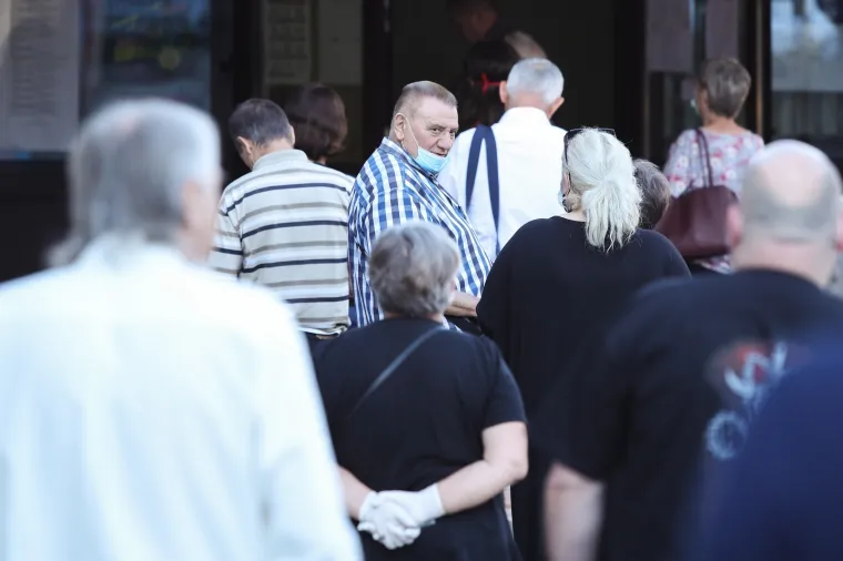 Građani pohrlili na birali&scaron;ta &scaron;irom Hrvatske: Mnogi pod maskama i sa svojim olovkama, mnogi bez ičega
