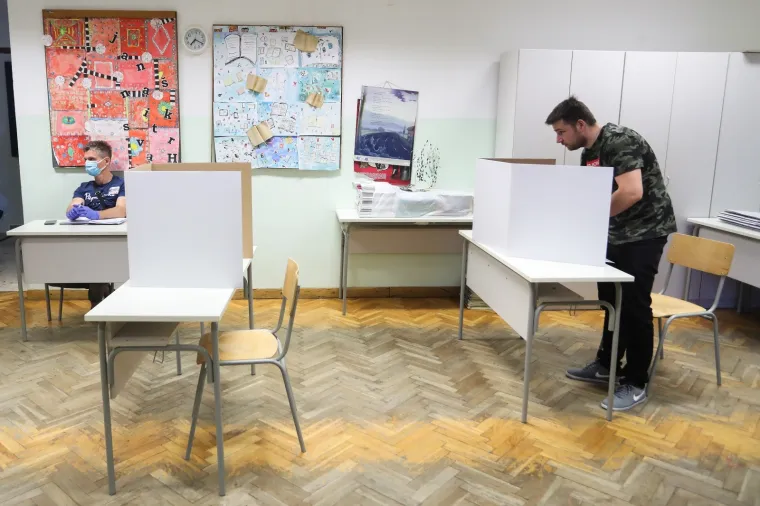 Građani pohrlili na birali&scaron;ta &scaron;irom Hrvatske: Mnogi pod maskama i sa svojim olovkama, mnogi bez ičega