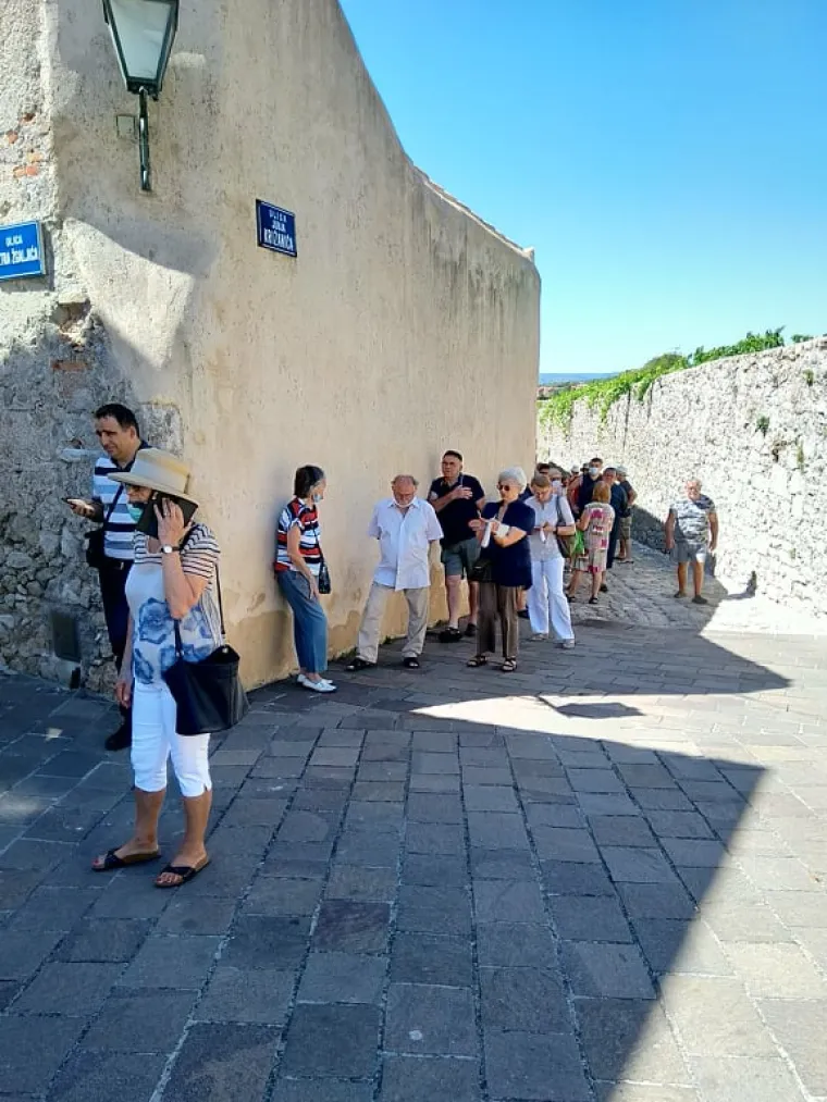 Građani pohrlili na birali&scaron;ta &scaron;irom Hrvatske: Mnogi pod maskama i sa svojim olovkama, mnogi bez ičega
