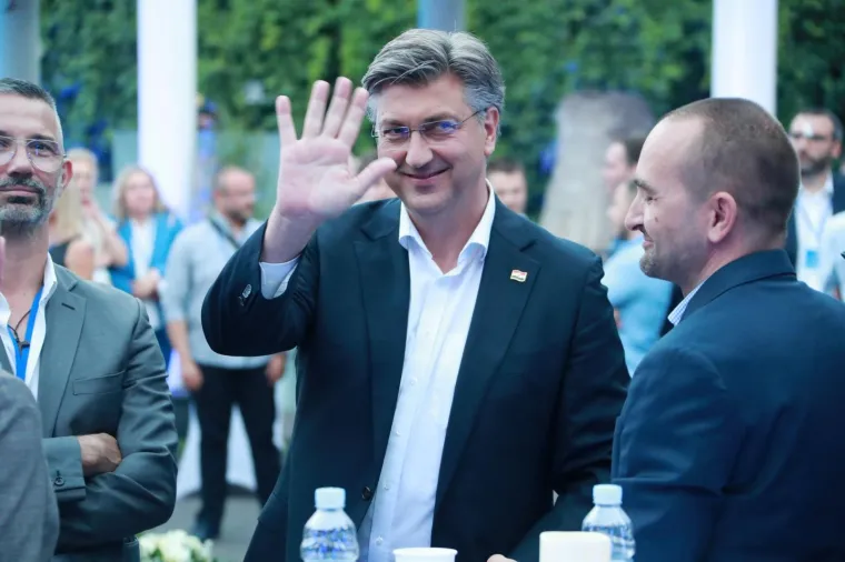 Andrej Plenković stigao je u HDZ-ov stožer: Nije 'skidao' osmijeh s lica