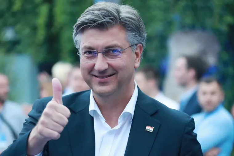 Andrej Plenković stigao je u HDZ-ov stožer: Nije 'skidao' osmijeh s lica
