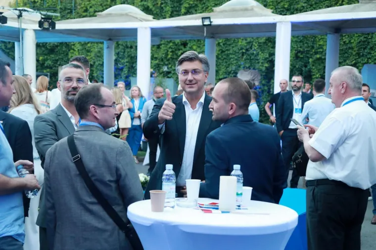 Andrej Plenković stigao je u HDZ-ov stožer: Nije 'skidao' osmijeh s lica