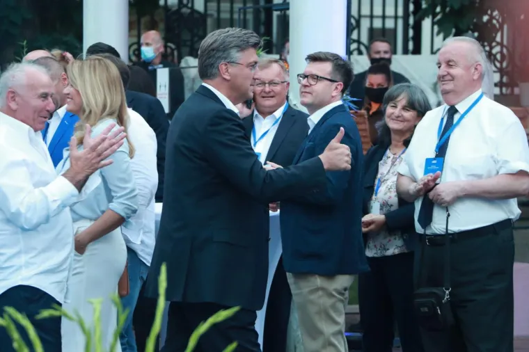 Andrej Plenković stigao je u HDZ-ov stožer: Nije 'skidao' osmijeh s lica