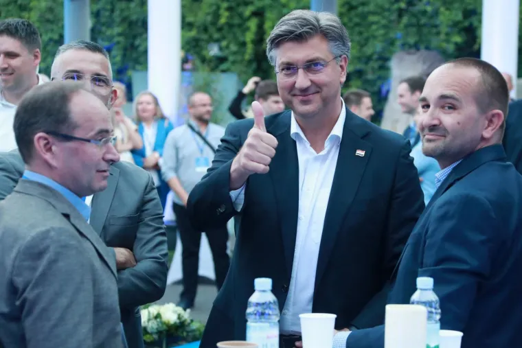 Andrej Plenković stigao je u HDZ-ov stožer: Nije 'skidao' osmijeh s lica