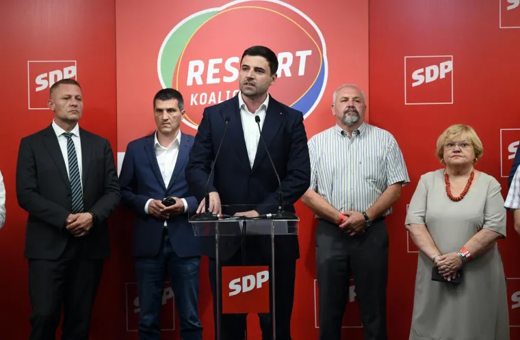 S jedne strane tuga, s druge veselje: Pogledajte raspoloženje u HDZ-u i SDP-u nakon rezultata
