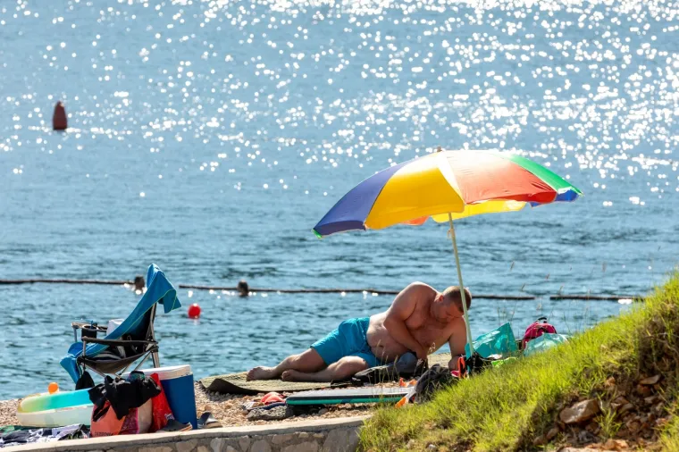 Ima li uopće ljudi? Pogledajte kako izgledaju plaže u Istri tijekom pandemije koronavirusa