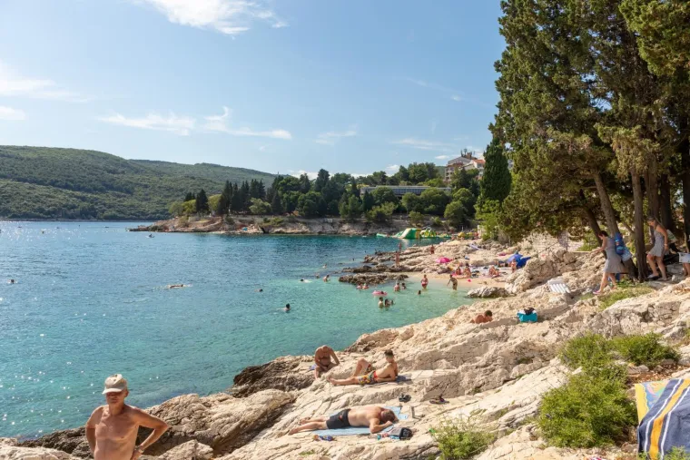 Ima li uopće ljudi? Pogledajte kako izgledaju plaže u Istri tijekom pandemije koronavirusa
