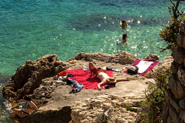 Ima li uopće ljudi? Pogledajte kako izgledaju plaže u Istri tijekom pandemije koronavirusa