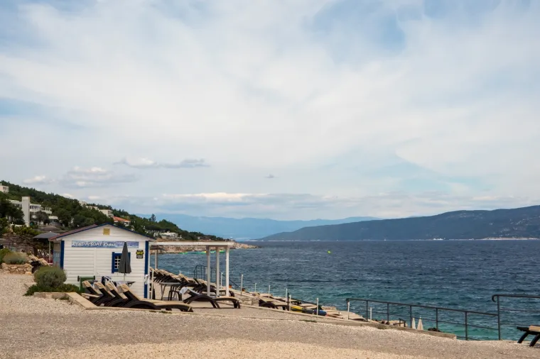 Ima li uopće ljudi? Pogledajte kako izgledaju plaže u Istri tijekom pandemije koronavirusa