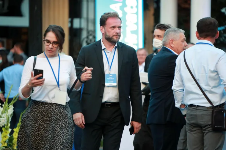 ODU&Scaron;EVLJENJE U HDZ-OVOM STOŽERU:  Ne skidaju osmijeh s lica, Plenković dočekan ovacijama