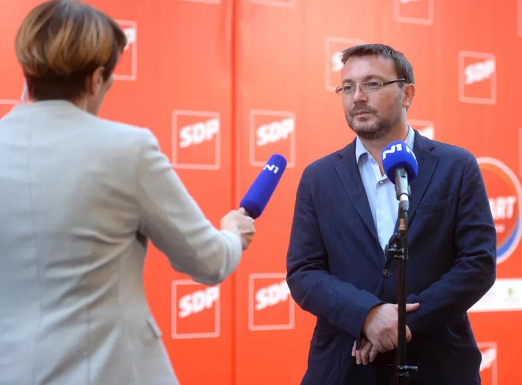 OVE FOTOGRAFIJE GOVORE SAME ZA SEBE: Pogledajte tužna lica vodećih SDP-ovaca nakon objave izlaznih anketa