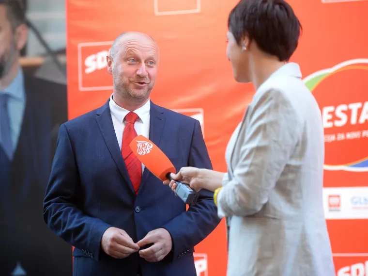 OVE FOTOGRAFIJE GOVORE SAME ZA SEBE: Pogledajte tužna lica vodećih SDP-ovaca nakon objave izlaznih anketa