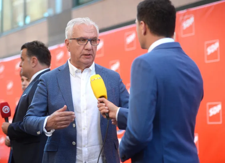 OVE FOTOGRAFIJE GOVORE SAME ZA SEBE: Pogledajte tužna lica vodećih SDP-ovaca nakon objave izlaznih anketa