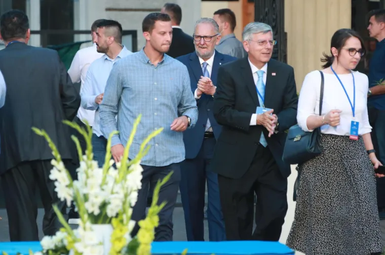 DOLAZAK ČELNIKA HDZ-A U STOŽER: Dobro raspoloženi, a večer tek počinje