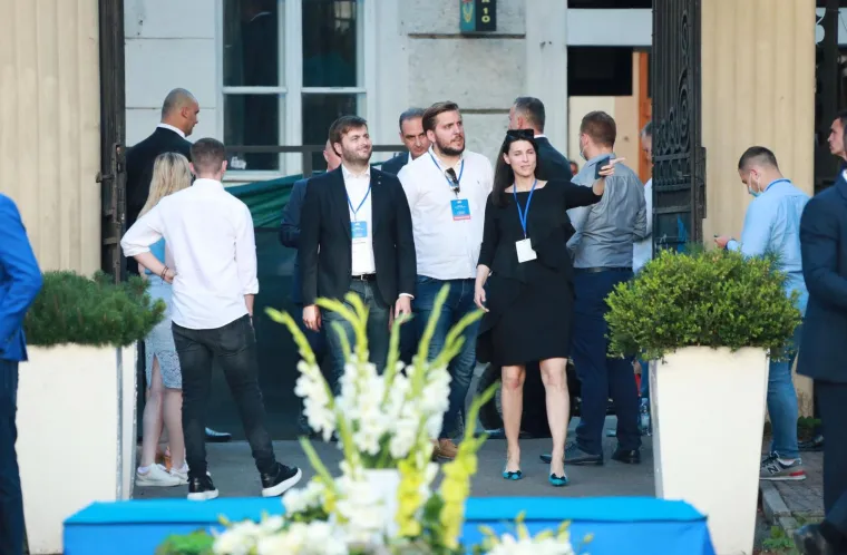 DOLAZAK ČELNIKA HDZ-A U STOŽER: Dobro raspoloženi, a večer tek počinje