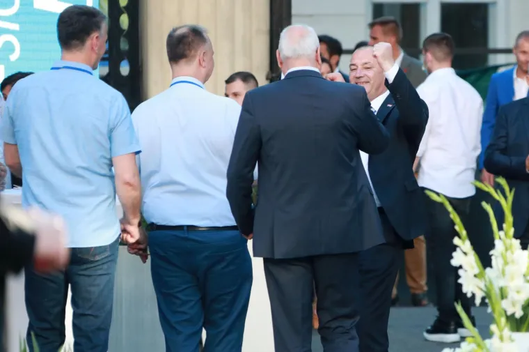 DOLAZAK ČELNIKA HDZ-A U STOŽER: Dobro raspoloženi, a večer tek počinje