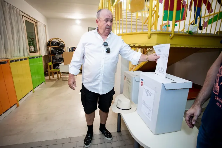 FANI ZASJENILA KERUMA U KREACIJI OD 17.000 KUNA: Svi su pogledi bili na njezinim oblinama u pripijenoj haljini